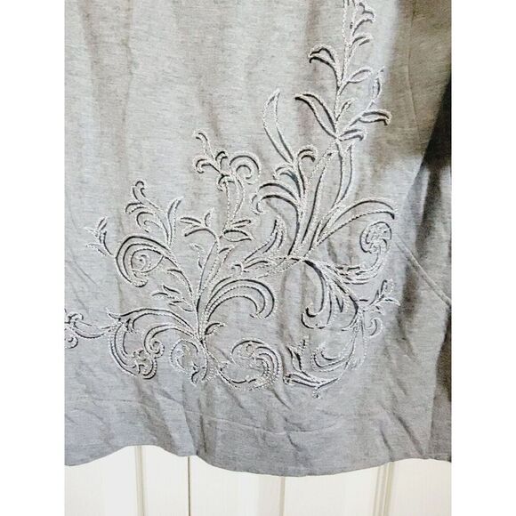 Chico's Zenergy 2 Gray Funnel Neck Top Size L Half Slv Embroidered Side‎ Slits - Picture 3 of 7